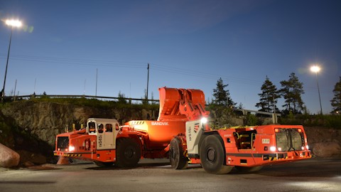 Toro™ LH515i loader loading Toro™ TH545i truck
